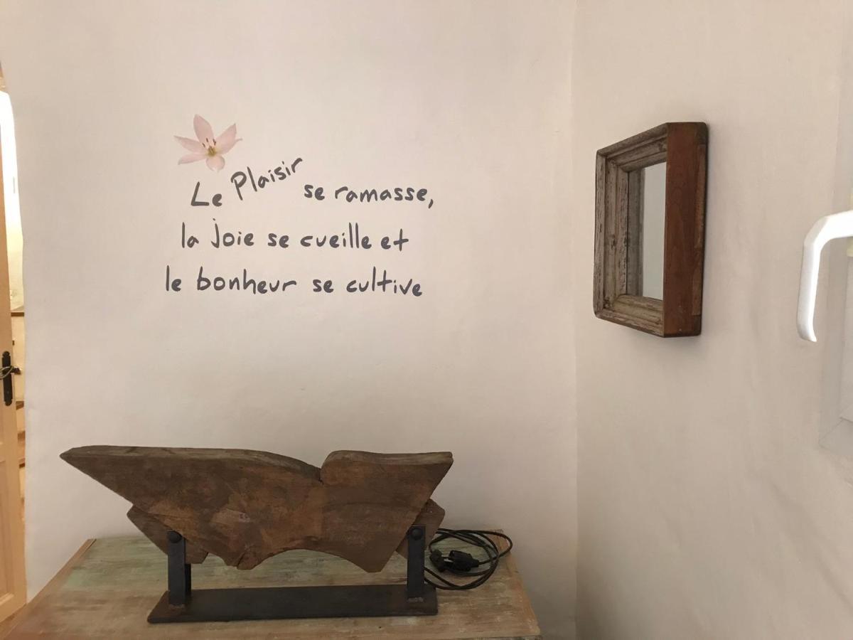 Les Gouts Et Les Couleurs Aparthotel Cucuron Eksteriør bilde