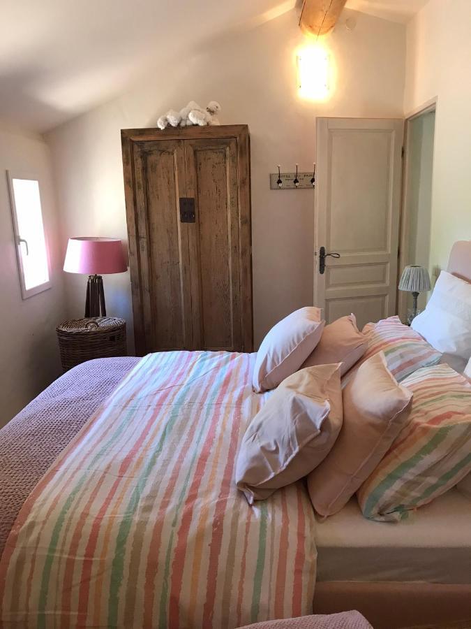 Les Gouts Et Les Couleurs Aparthotel Cucuron Eksteriør bilde