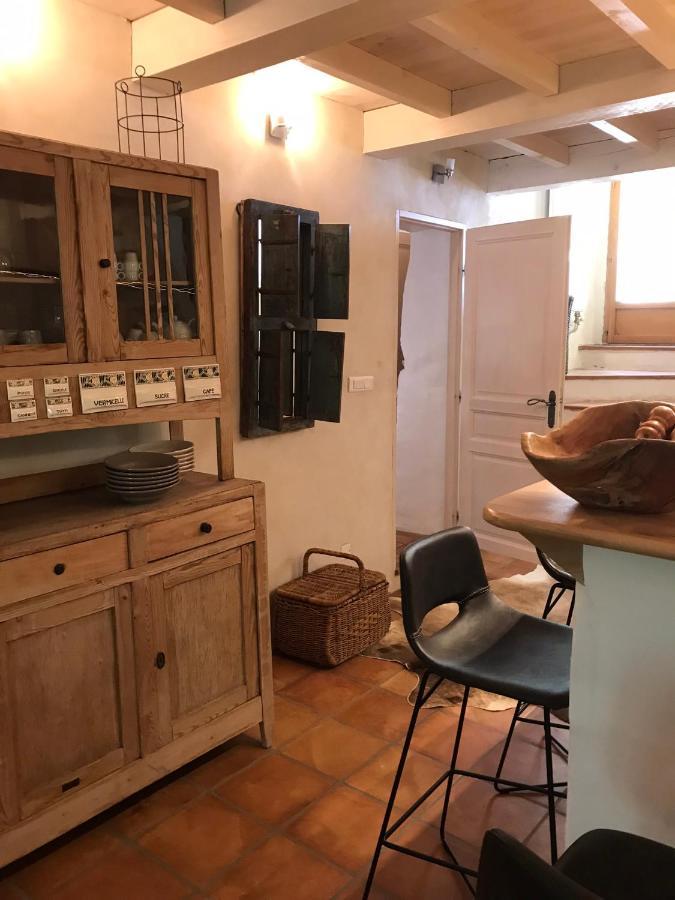 Les Gouts Et Les Couleurs Aparthotel Cucuron Eksteriør bilde