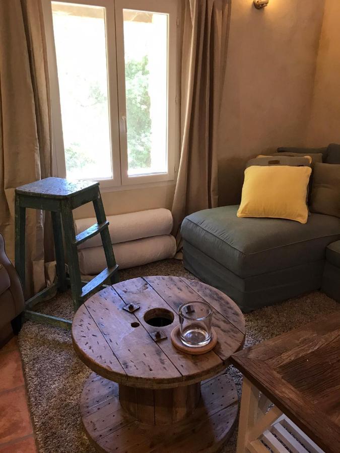 Les Gouts Et Les Couleurs Aparthotel Cucuron Eksteriør bilde