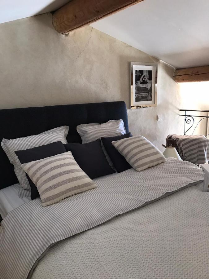Les Gouts Et Les Couleurs Aparthotel Cucuron Eksteriør bilde